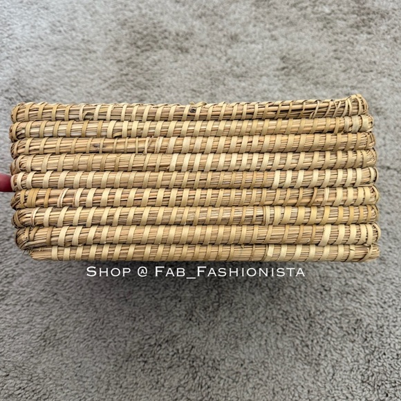 Large Woven Basket with side handles - Picture 4 of 9